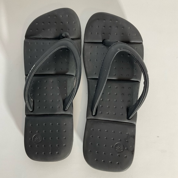 Crocs Women’s Black Flip Flops Padded Footbeds & In Between Toe Straps Size 6. - Picture 11 of 11